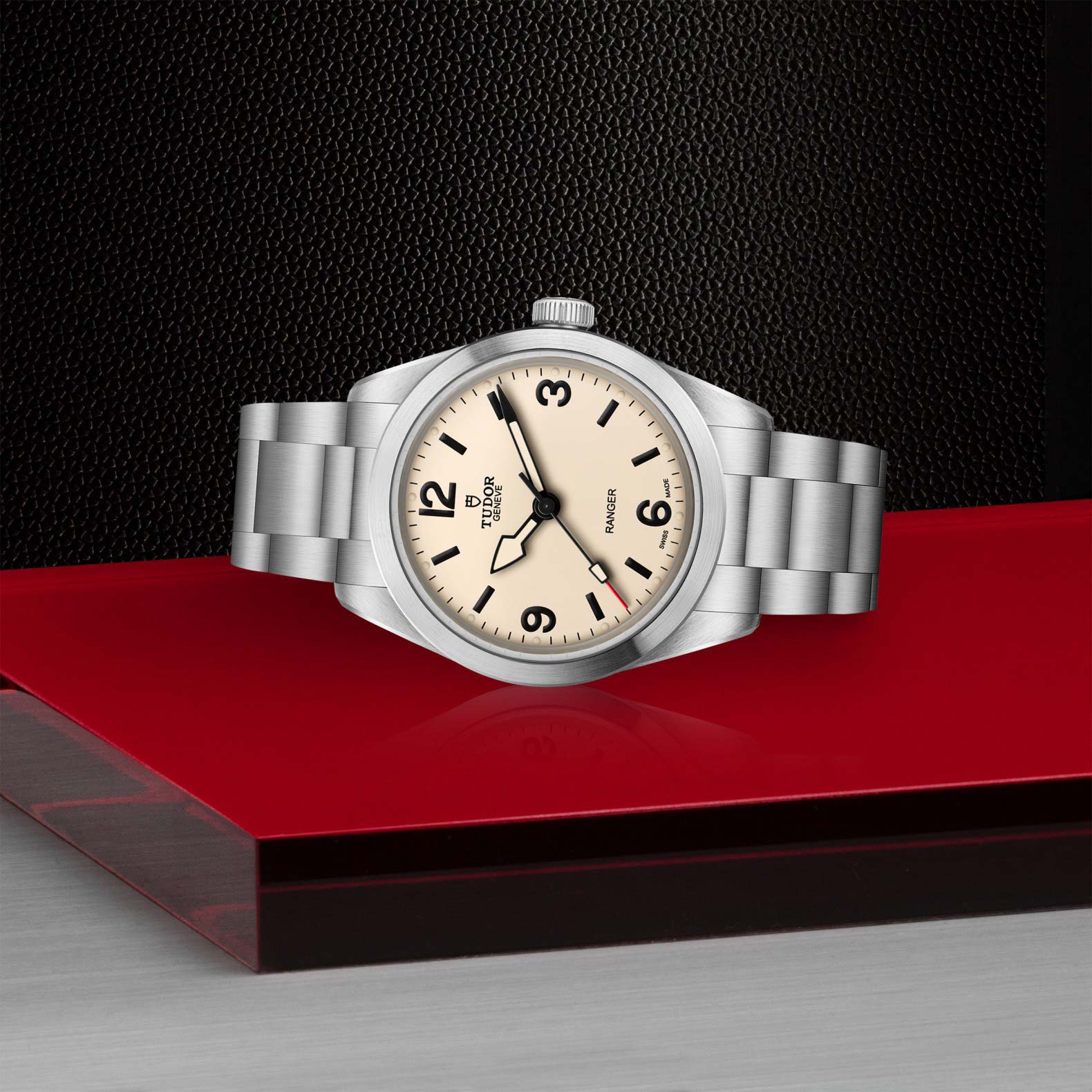https://raffijewellers.com/wp-content/themes/raffi/tudor/assets/model/tudor_watch_assets_in_store_laying_down/M79950-0008.jpg