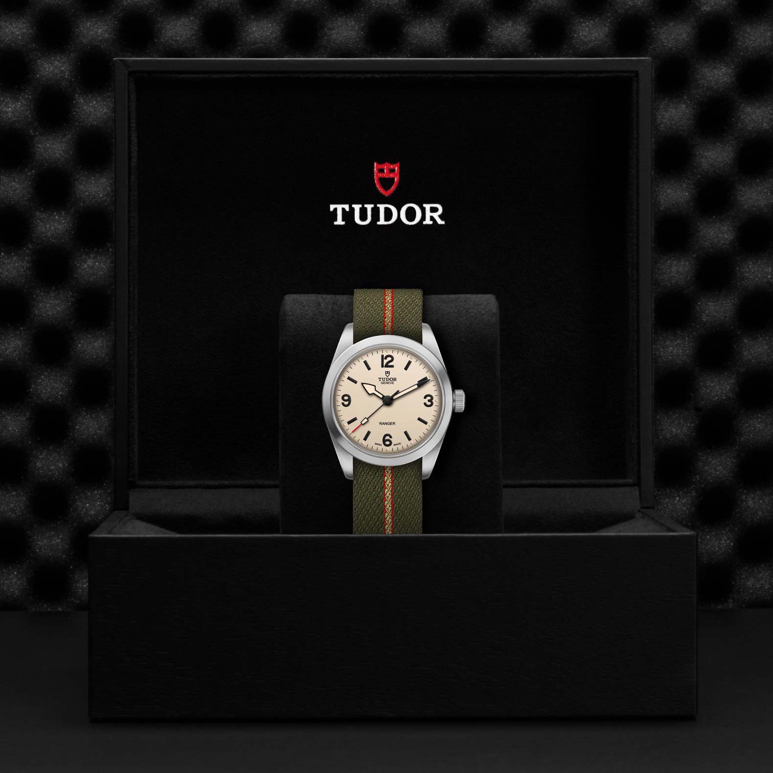 https://raffijewellers.com/wp-content/themes/raffi/tudor/assets/model/tudor_watch_assets_presentation_box/M79930-0008.jpg